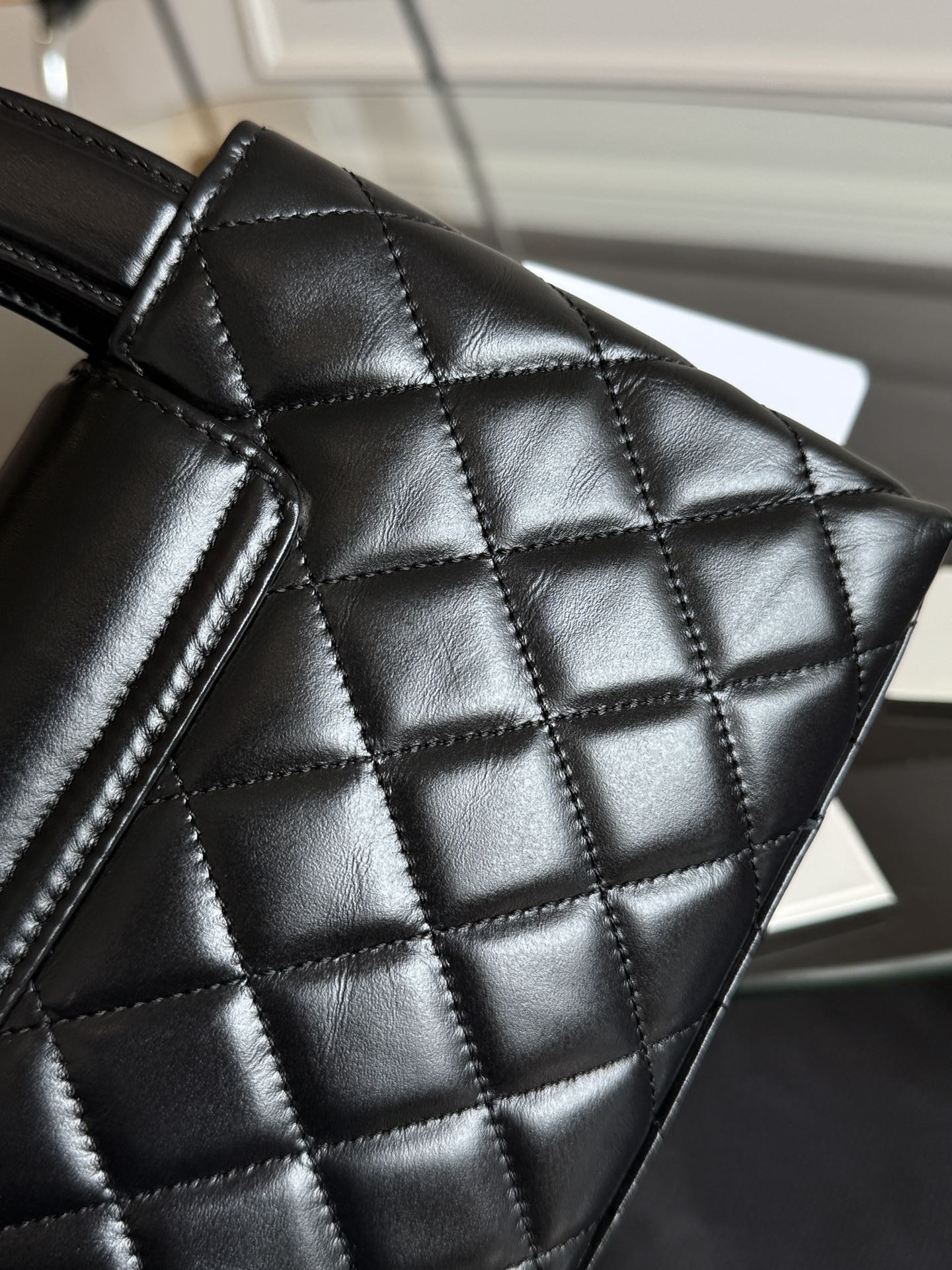 SAC CABAS KELLY 19 EN CUIR DE VEAU NOIR ET QUINCAILLERIE DORÉ 