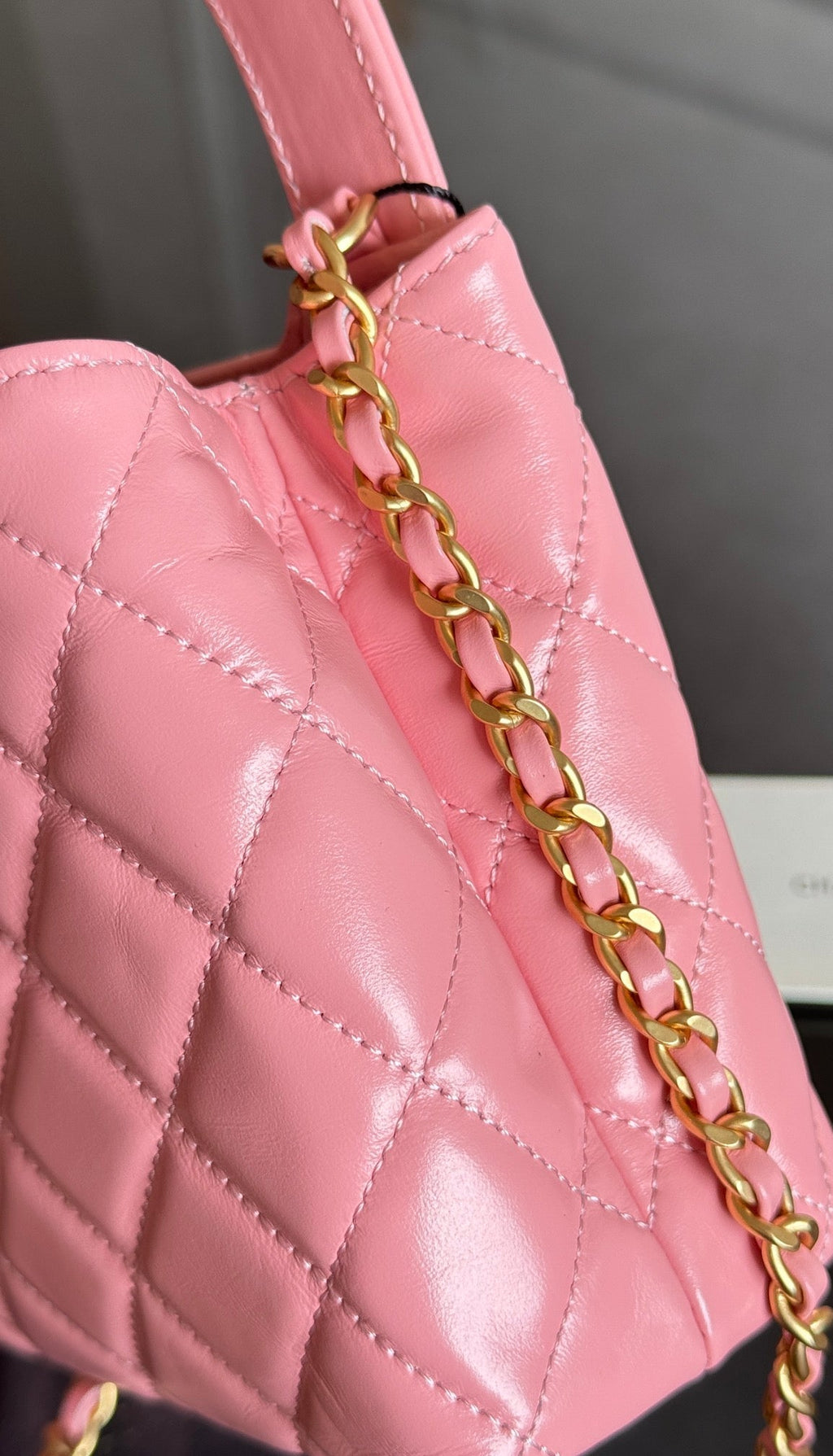 SAC CABAS KELLY 19 EN CUIR DE VEAU ROSE SAUMON, QUINCAILLERIE DORÉ 