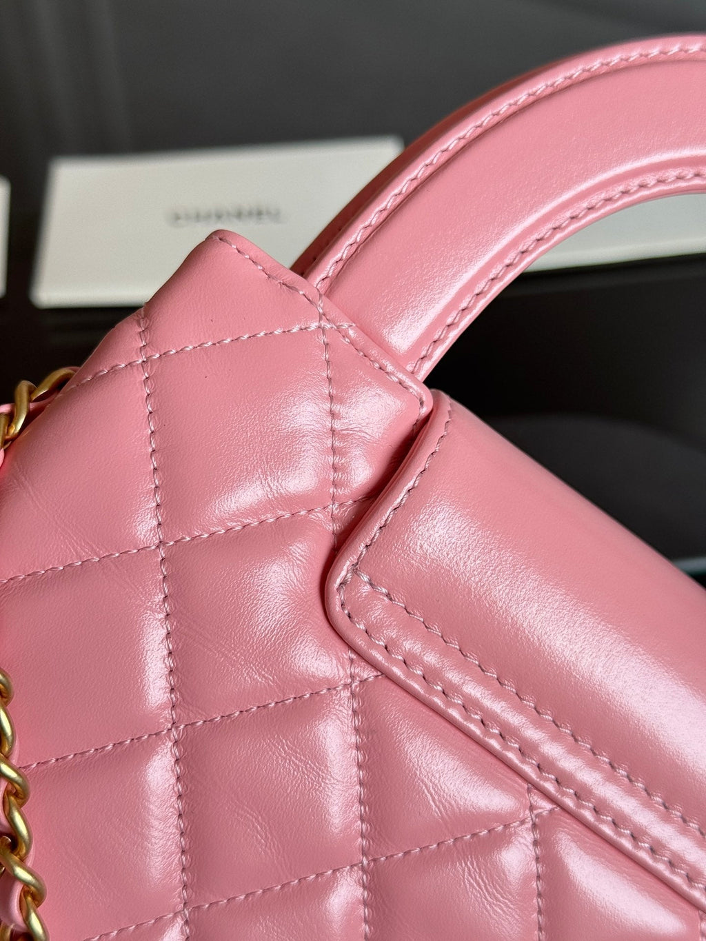 SAC CABAS KELLY 19 EN CUIR DE VEAU ROSE SAUMON, QUINCAILLERIE DORÉ 