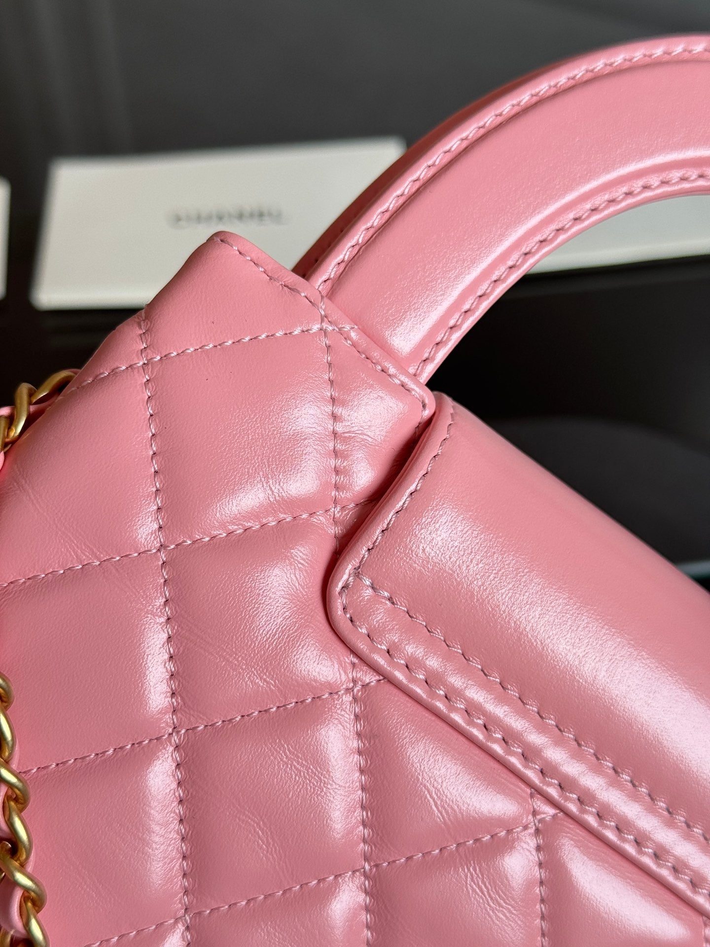 SAC CABAS KELLY 19 EN CUIR DE VEAU ROSE SAUMON, QUINCAILLERIE DORÉ 