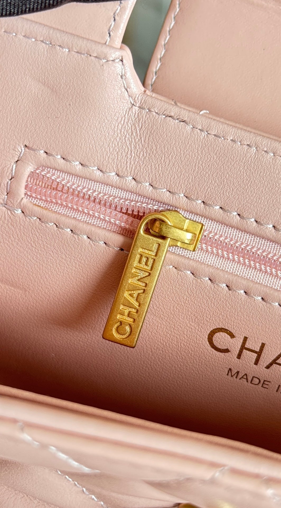 SAC CABAS KELLY 19 EN CUIR DE VEAU ROSE CLAIR, QUINCAILLERIE DORÉ 