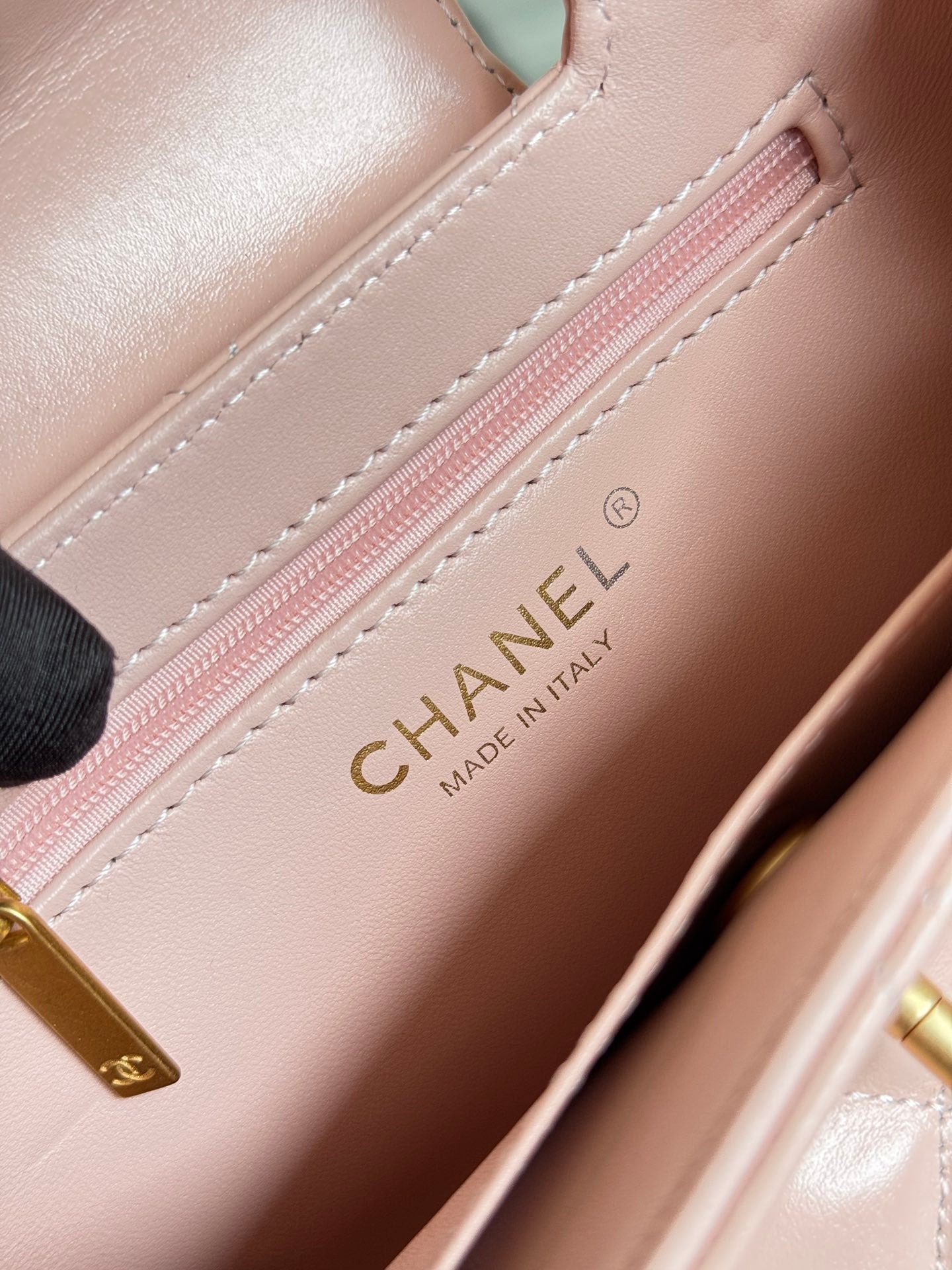 SAC CABAS KELLY 19 EN CUIR DE VEAU ROSE CLAIR, QUINCAILLERIE DORÉ 