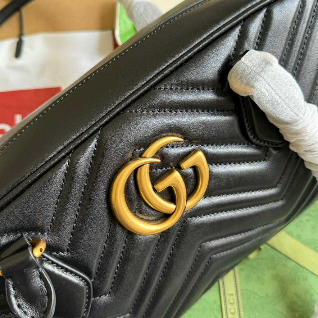 Sac à main GG Marmont Medium avec poignée supérieure 35 cm en cuir de veau noir et matériel doré