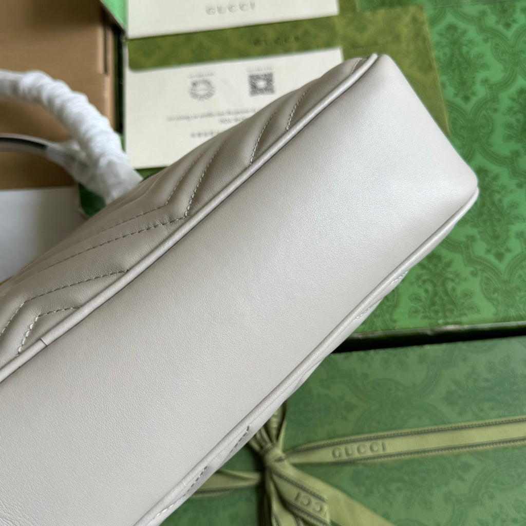 Sac à main GG Marmont Medium avec poignée supérieure 35 cm en cuir de veau crème et quincaillerie dorée