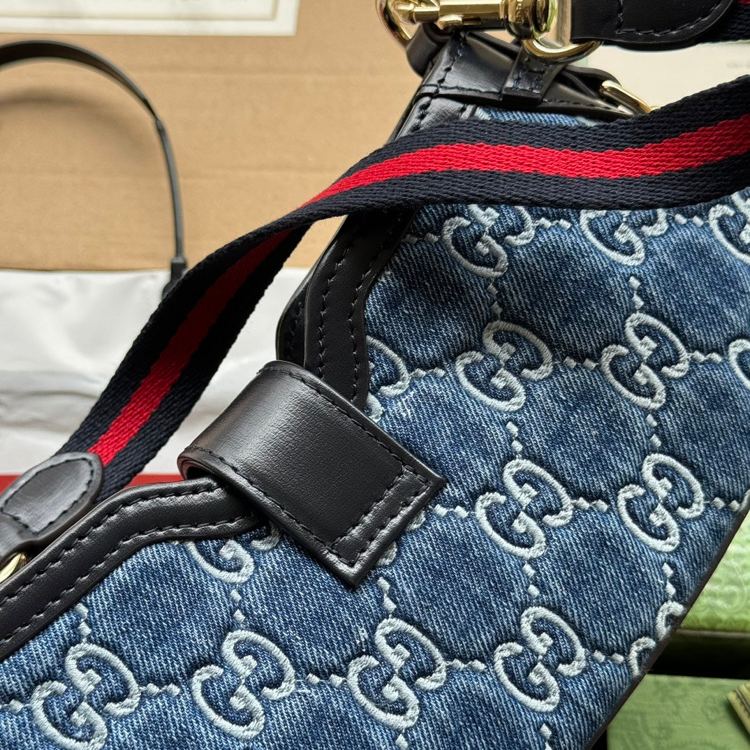 SAC À BANDOULIÈRE MOON SIDE 24 EN DENIM BLEU GAUFRÉ ET GARNITURE EN CUIR DE VEAU NOIR, QUINCAILLERIE DORÉ