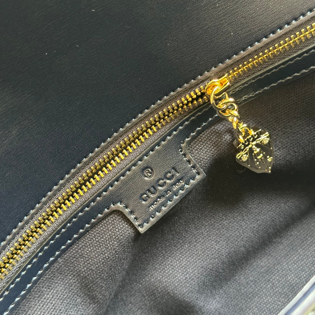 SAC À BANDOULIÈRE MOYEN LUCE 36 EN TOILE GRIS CLAIR ET GARNITURE EN CUIR DE VEAU NOIR, QUINCAILLERIE DORÉ