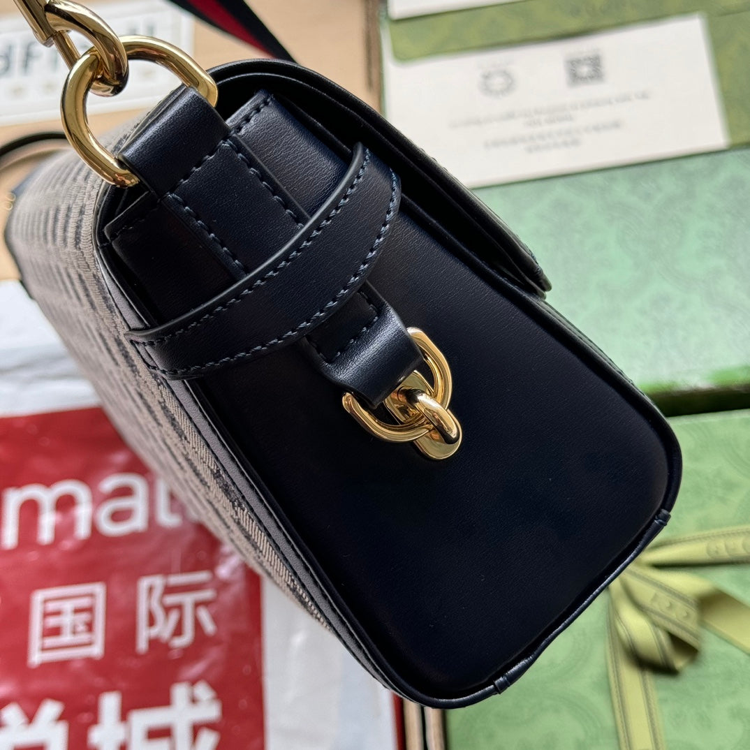 SAC À BANDOULIÈRE MOYEN LUCE 36 EN TOILE GRIS CLAIR ET GARNITURE EN CUIR DE VEAU NOIR, QUINCAILLERIE DORÉ