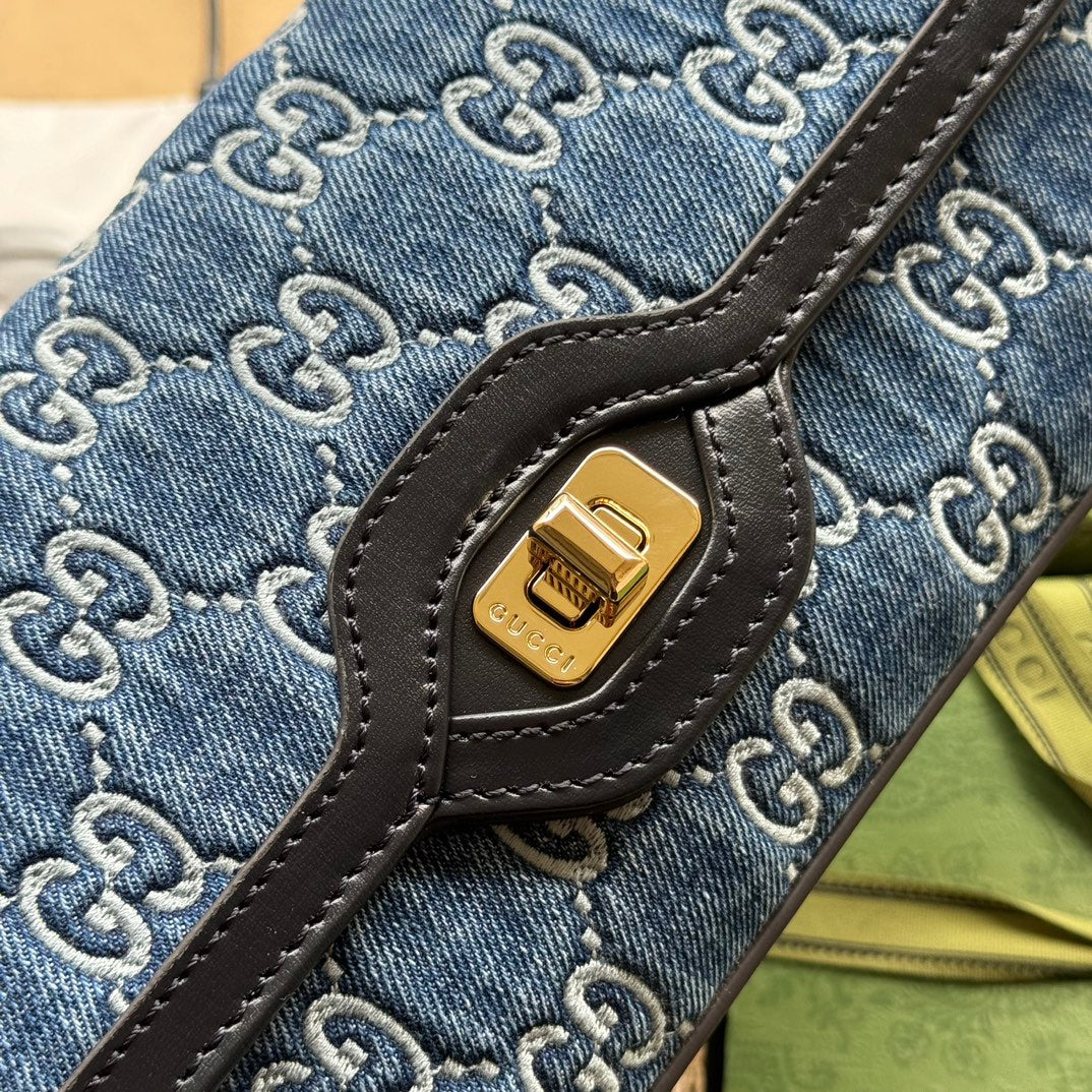 Petit sac bandoulière Luce 27 en denim bleu embossé et garniture en cuir de veau noir, matériel doré