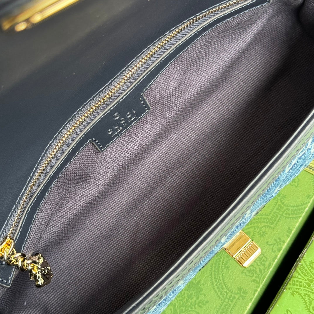 Petit sac bandoulière Luce 27 en denim bleu embossé et garniture en cuir de veau noir, matériel doré