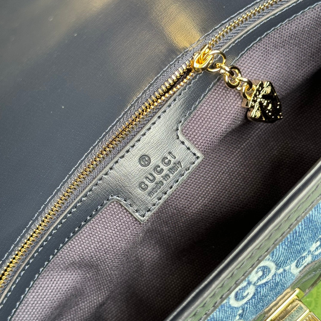 Petit sac bandoulière Luce 27 en denim bleu embossé et garniture en cuir de veau noir, matériel doré