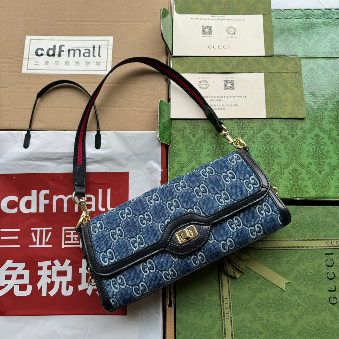 Petit sac bandoulière Luce 27 en denim bleu embossé et garniture en cuir de veau noir, matériel doré