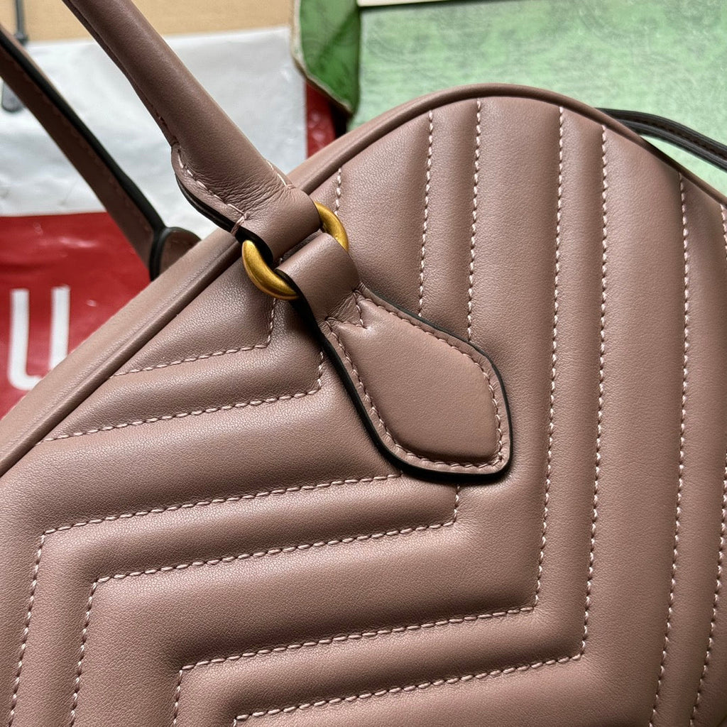 Sac à main GG Marmont Medium avec poignée supérieure 35 cm en cuir de veau nude et matériel doré