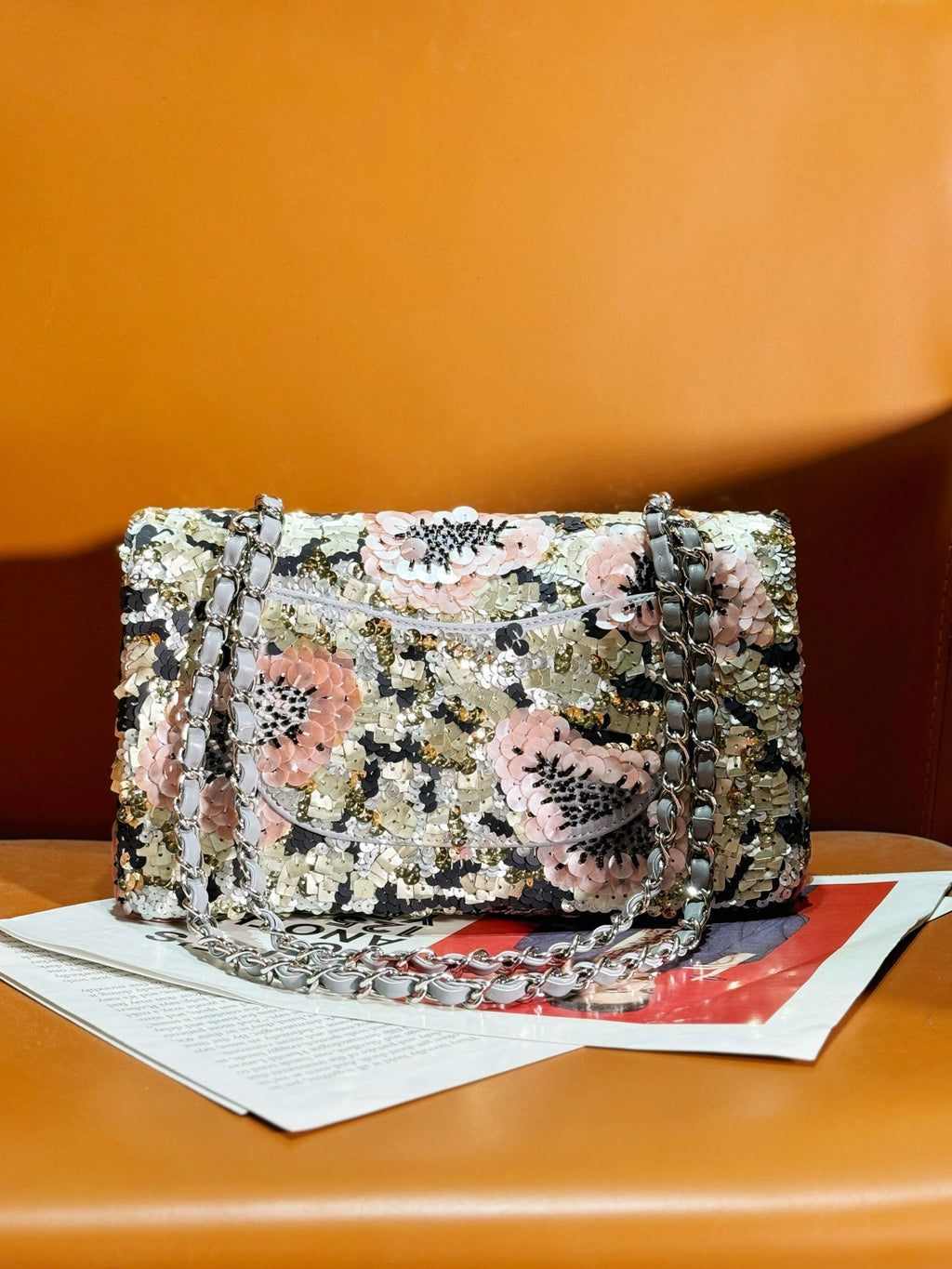 SAC À RABAT 24S 25,5 CM PAILLETTES MULTICOLORES FLEUR ROSE PERLE CUIR DE VEAU
