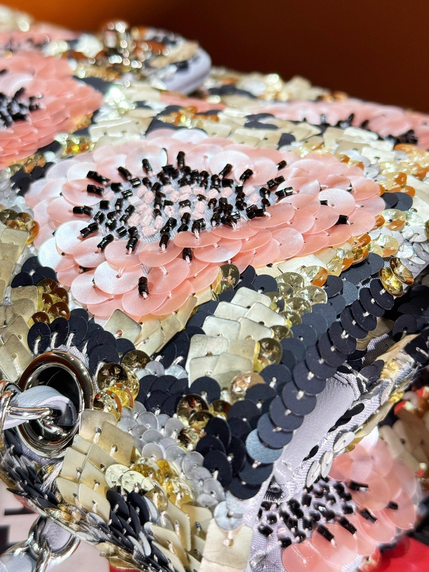 SAC À RABAT 24S 25,5 CM PAILLETTES MULTICOLORES FLEUR ROSE PERLE CUIR DE VEAU