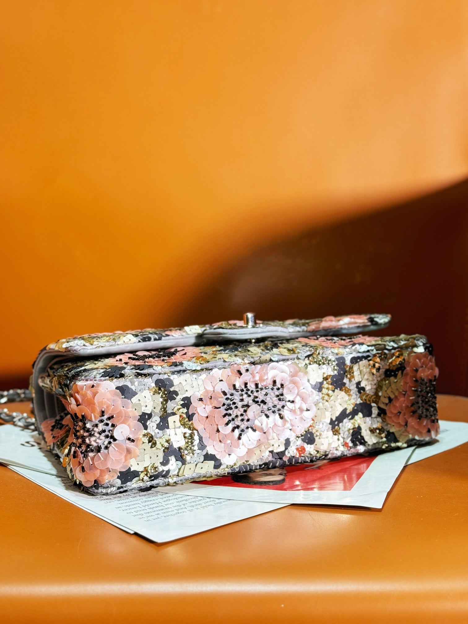 SAC À RABAT 24S 25,5 CM PAILLETTES MULTICOLORES FLEUR ROSE PERLE CUIR DE VEAU