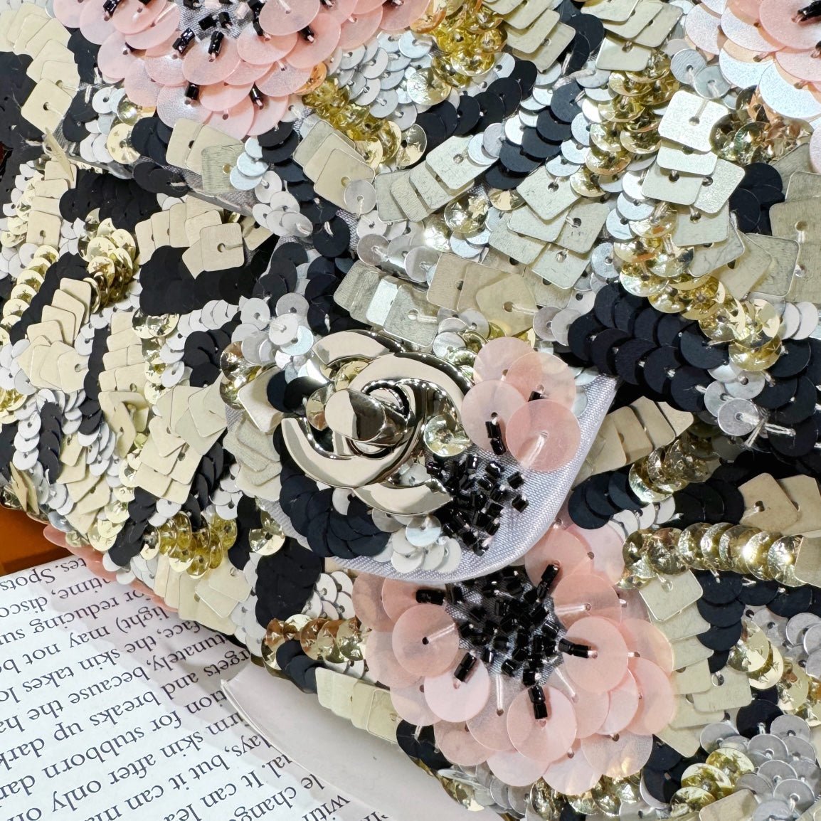 SAC À RABAT 24S 20 CM PAILLETTES MULTICOLORE FLEUR ROSE PERLE CUIR DE VEAU