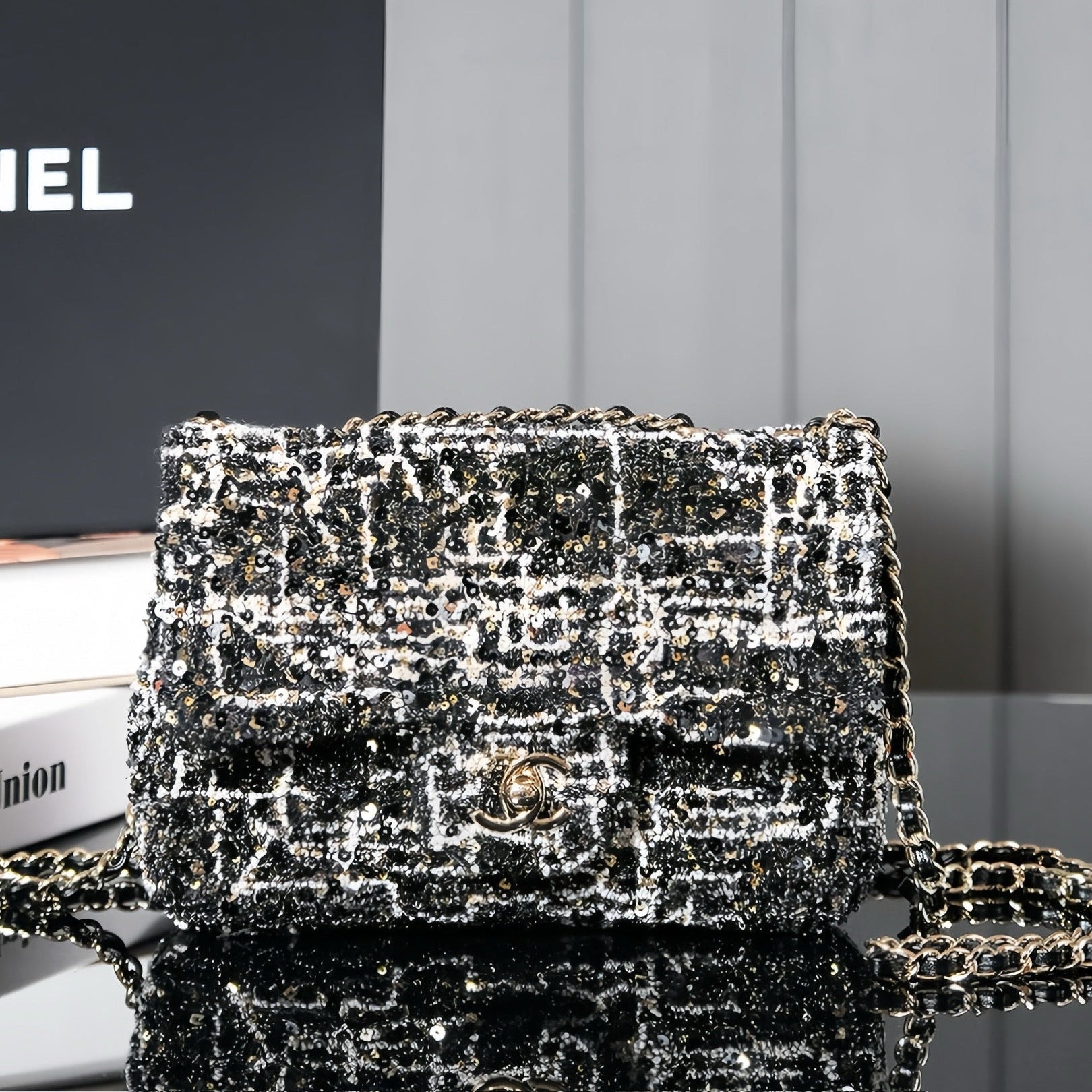 SAC À RABAT 24S 20 CM EN CUIR DE VEAU À PAILLETTES NOIR ET BLANC