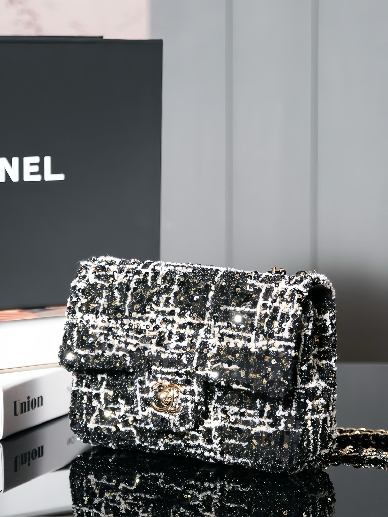 SAC À RABAT 24S 20 CM EN CUIR DE VEAU À PAILLETTES NOIR ET BLANC
