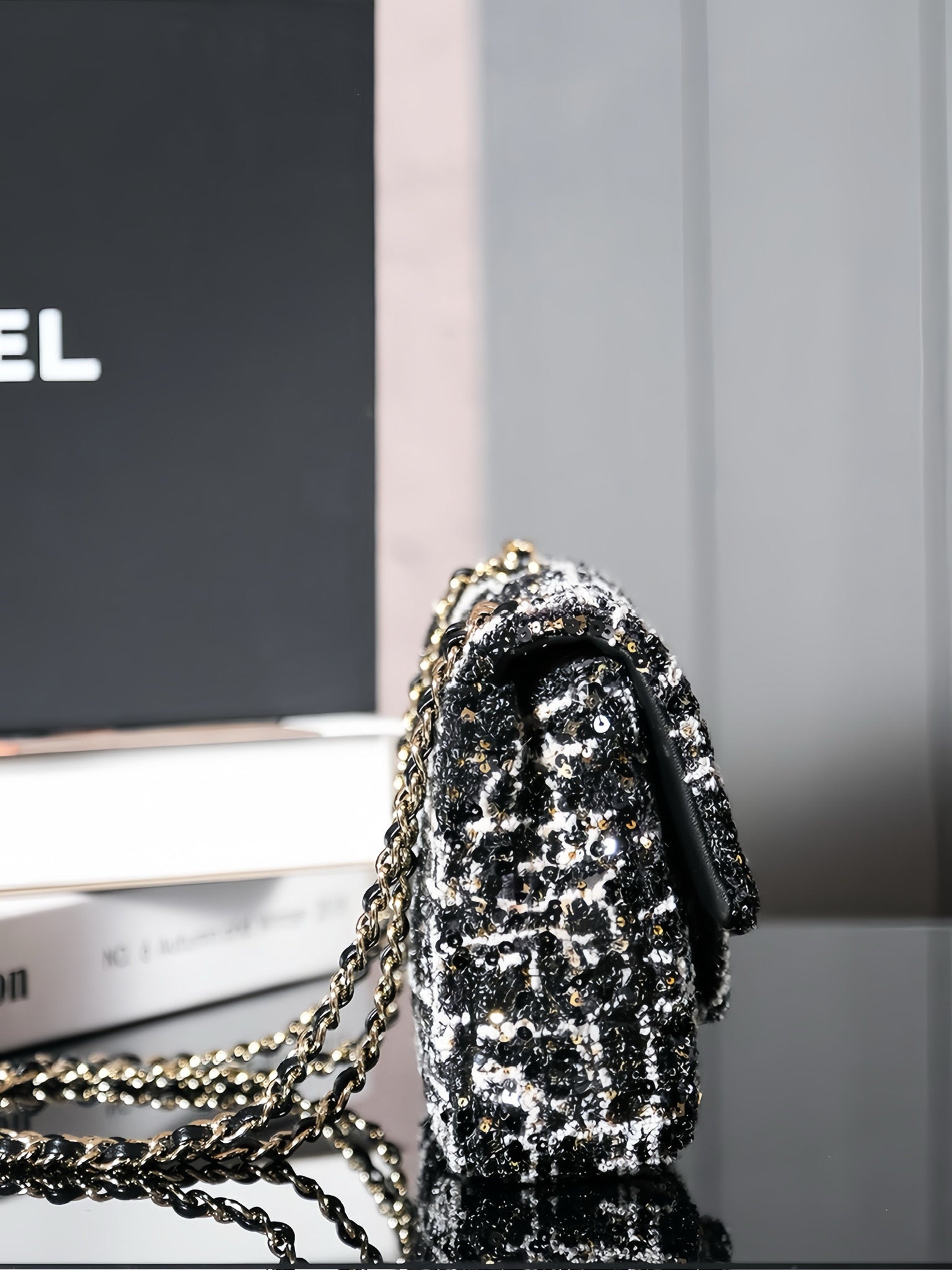 SAC À RABAT 24S 20 CM EN CUIR DE VEAU À PAILLETTES NOIR ET BLANC