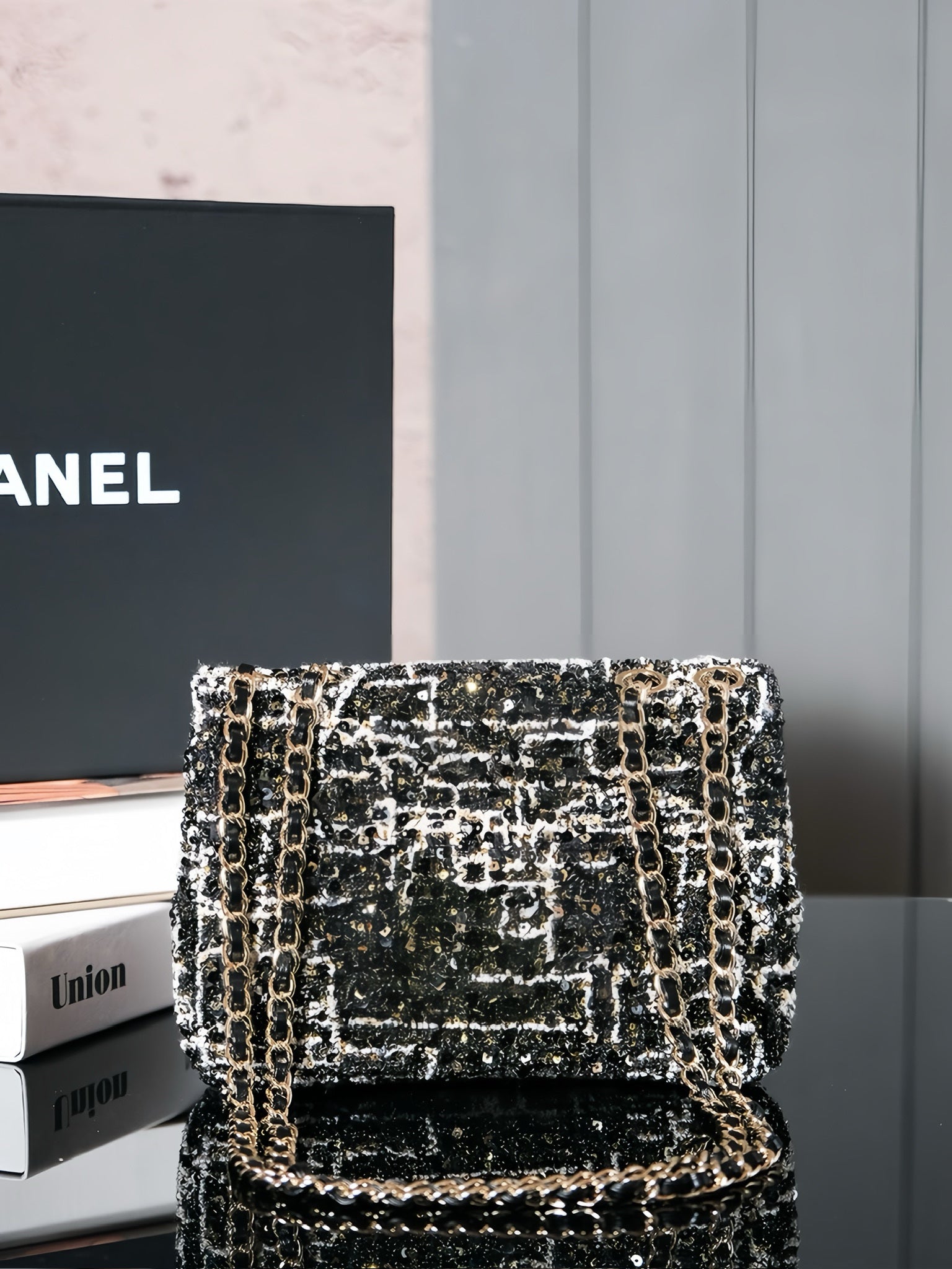SAC À RABAT 24S 20 CM EN CUIR DE VEAU À PAILLETTES NOIR ET BLANC