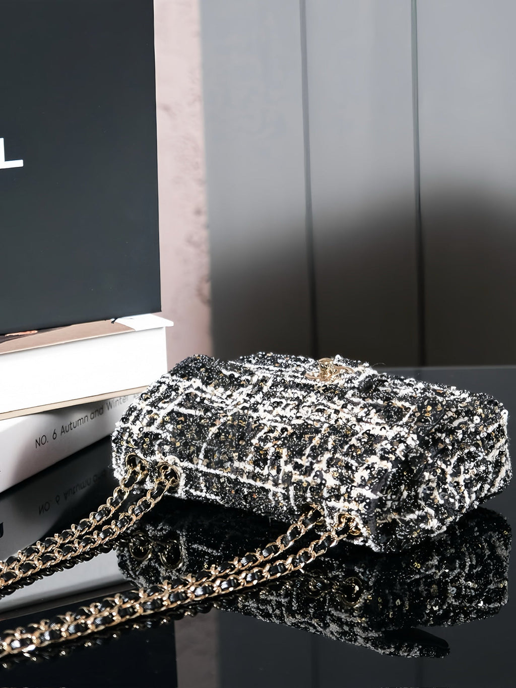 SAC À RABAT 24S 20 CM EN CUIR DE VEAU À PAILLETTES NOIR ET BLANC