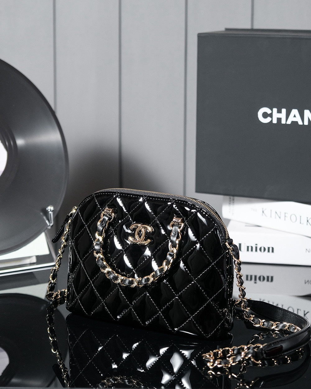 PETIT SAC CABAS 20 EN CUIR DE VEAU NOIR BRILLANT QUINCAILLERIE DORÉ