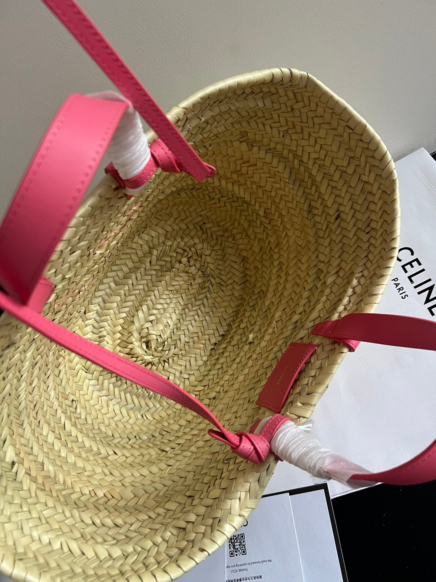 SAC CLASSIQUE MOYEN 25 CM EN RAPHIA ET CUIR DE VEAU ROSE FONCÉ