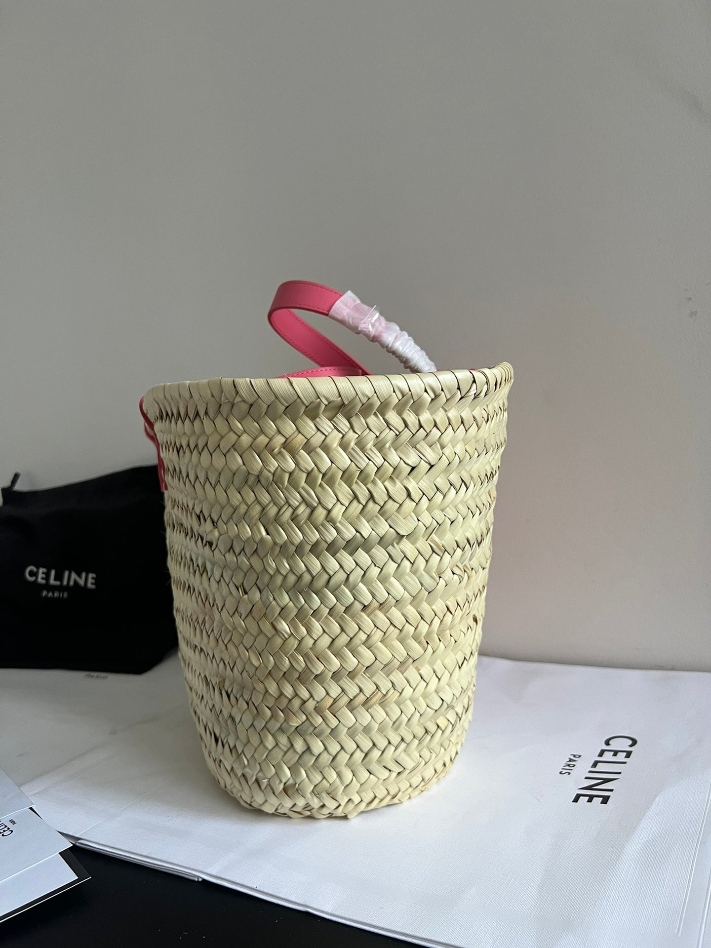 SAC CLASSIQUE MOYEN 25 CM EN RAPHIA ET CUIR DE VEAU ROSE FONCÉ