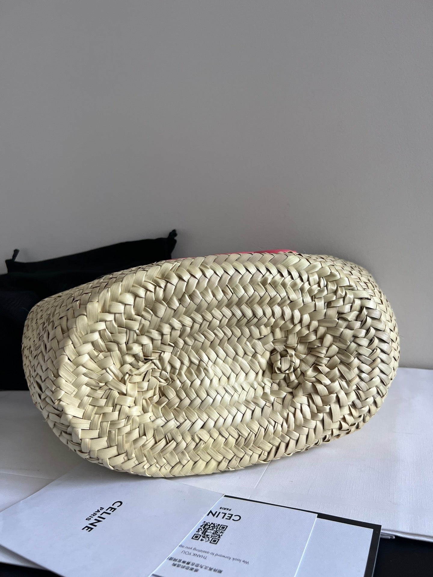 SAC CLASSIQUE MOYEN 25 CM EN RAPHIA ET CUIR DE VEAU ROSE FONCÉ