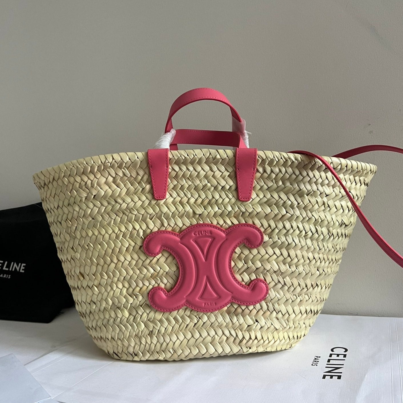 SAC CLASSIQUE MOYEN 25 CM EN RAPHIA ET CUIR DE VEAU ROSE FONCÉ