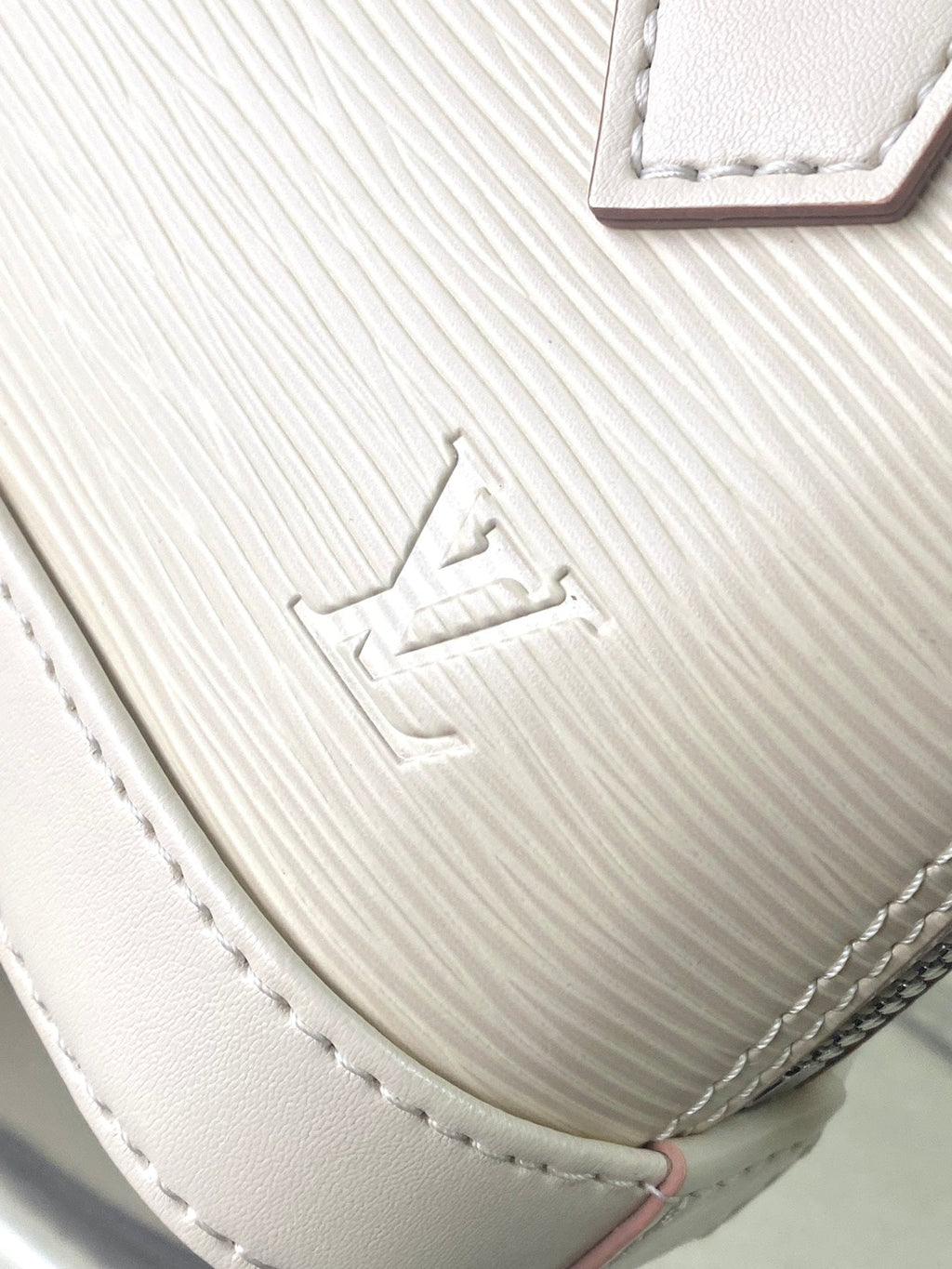ALMA NANO 18 CREAM EPI LEATHER