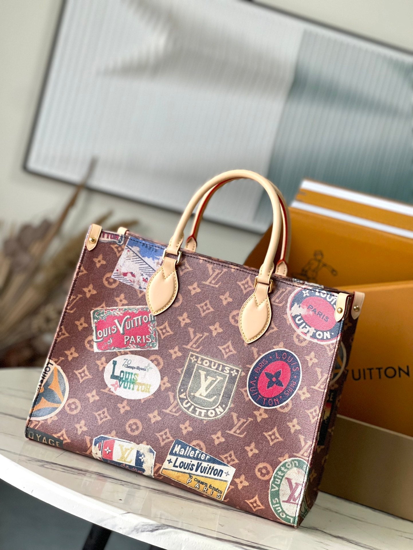 ONTHEGO VOYAGE 35 EN TOILE MONOGRAMME MARRON AVEC ÉTIQUETTES D'HÔTEL VINTAGE