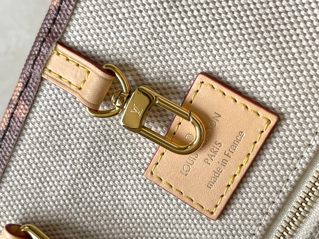 ONTHEGO VOYAGE 35 EN TOILE MONOGRAMME MARRON AVEC ÉTIQUETTES D'HÔTEL VINTAGE