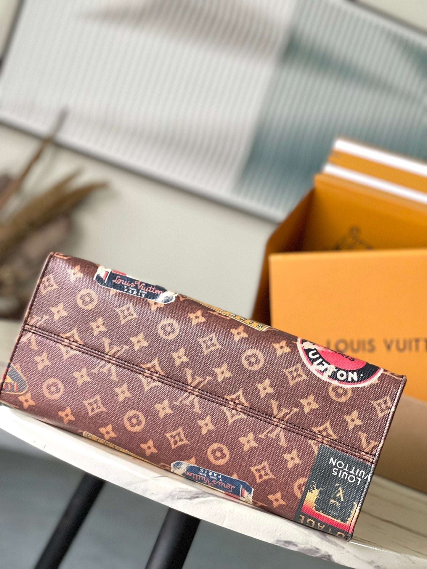 ONTHEGO VOYAGE 35 EN TOILE MONOGRAMME MARRON AVEC ÉTIQUETTES D'HÔTEL VINTAGE