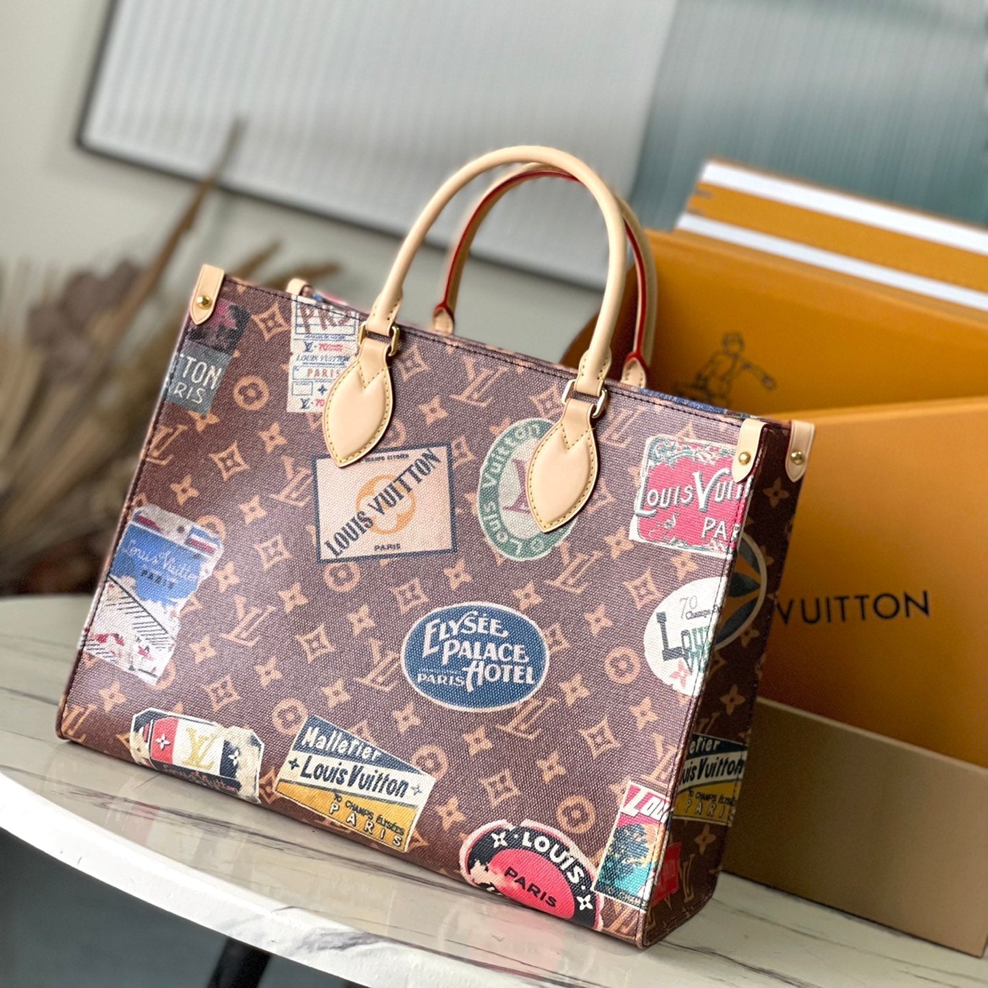 ONTHEGO VOYAGE 35 EN TOILE MONOGRAMME MARRON AVEC ÉTIQUETTES D'HÔTEL VINTAGE