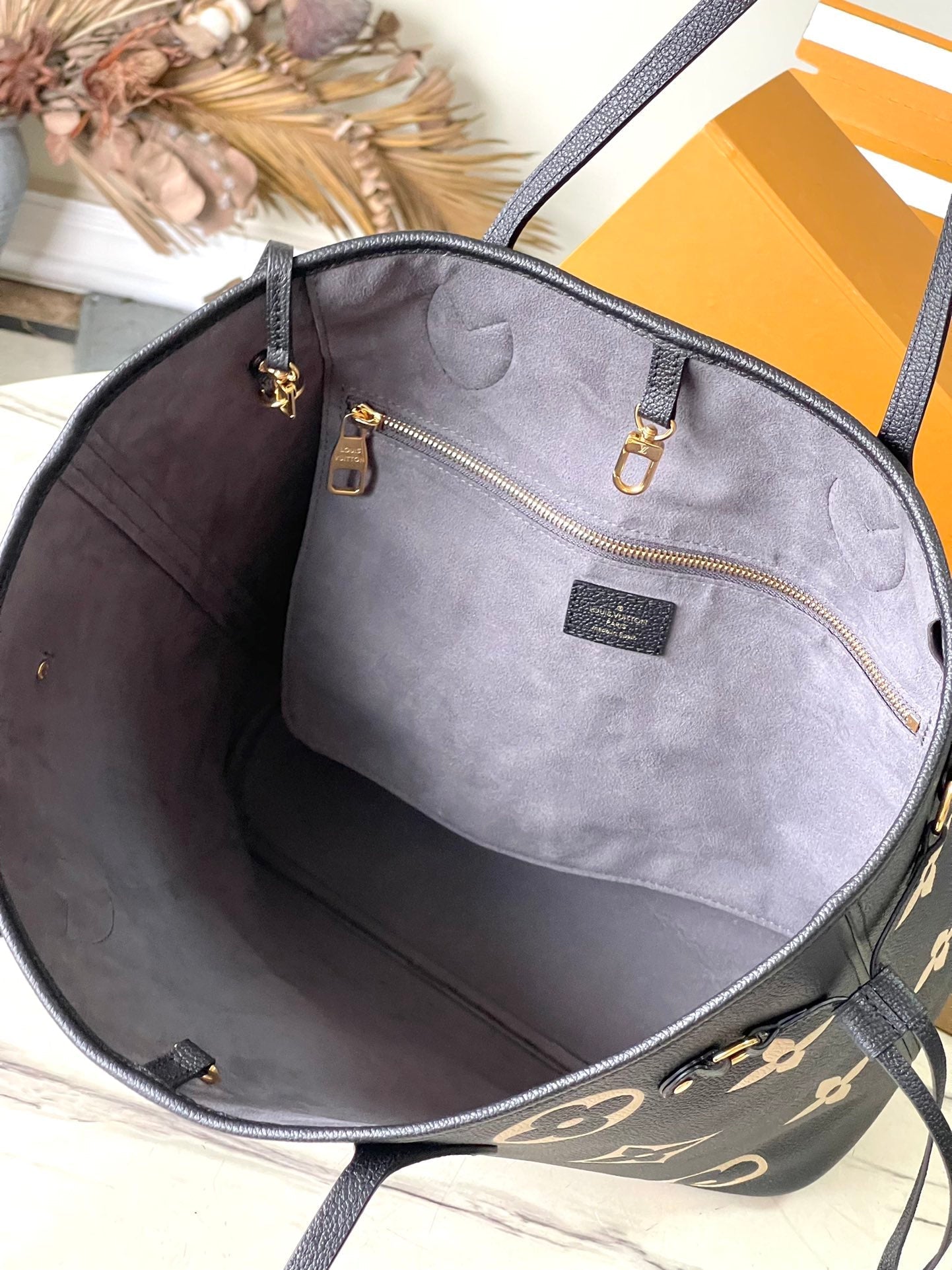 NEVERFULL MM 31 EN CUIR EMPREINTE MONOGRAMME NOIR CRÈME