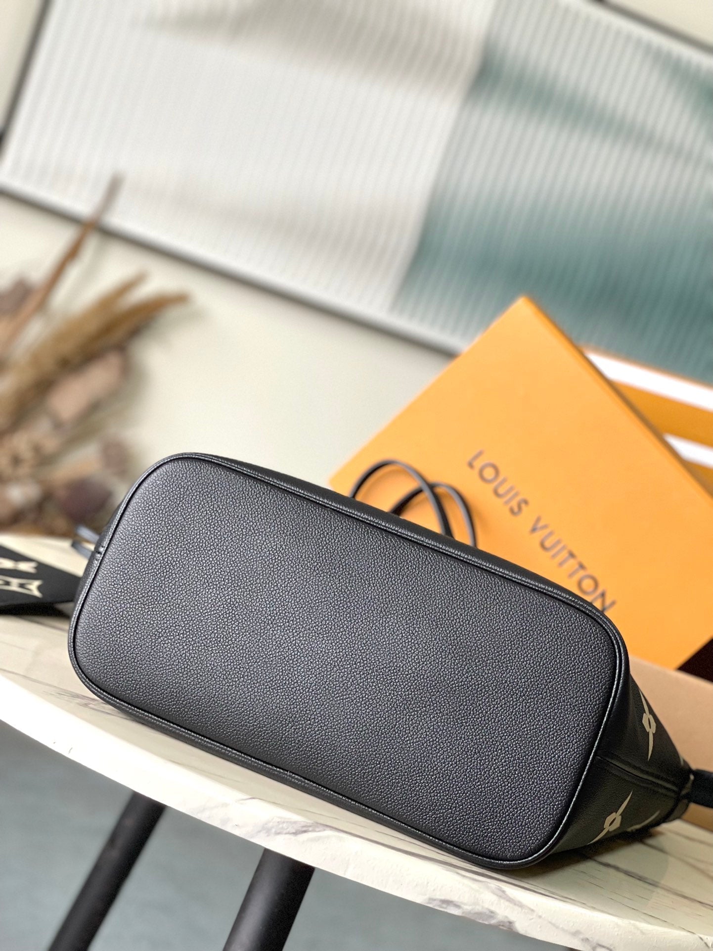 NEVERFULL MM 31 EN CUIR EMPREINTE MONOGRAMME NOIR CRÈME
