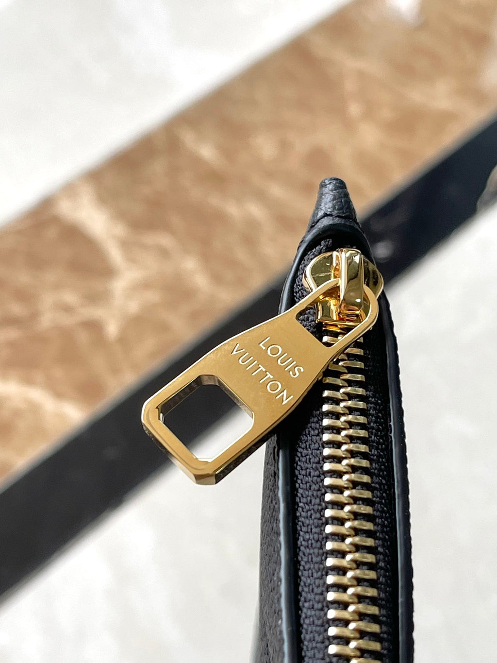 NEVERFULL MM 31 EN CUIR EMPREINTE MONOGRAMME NOIR CRÈME
