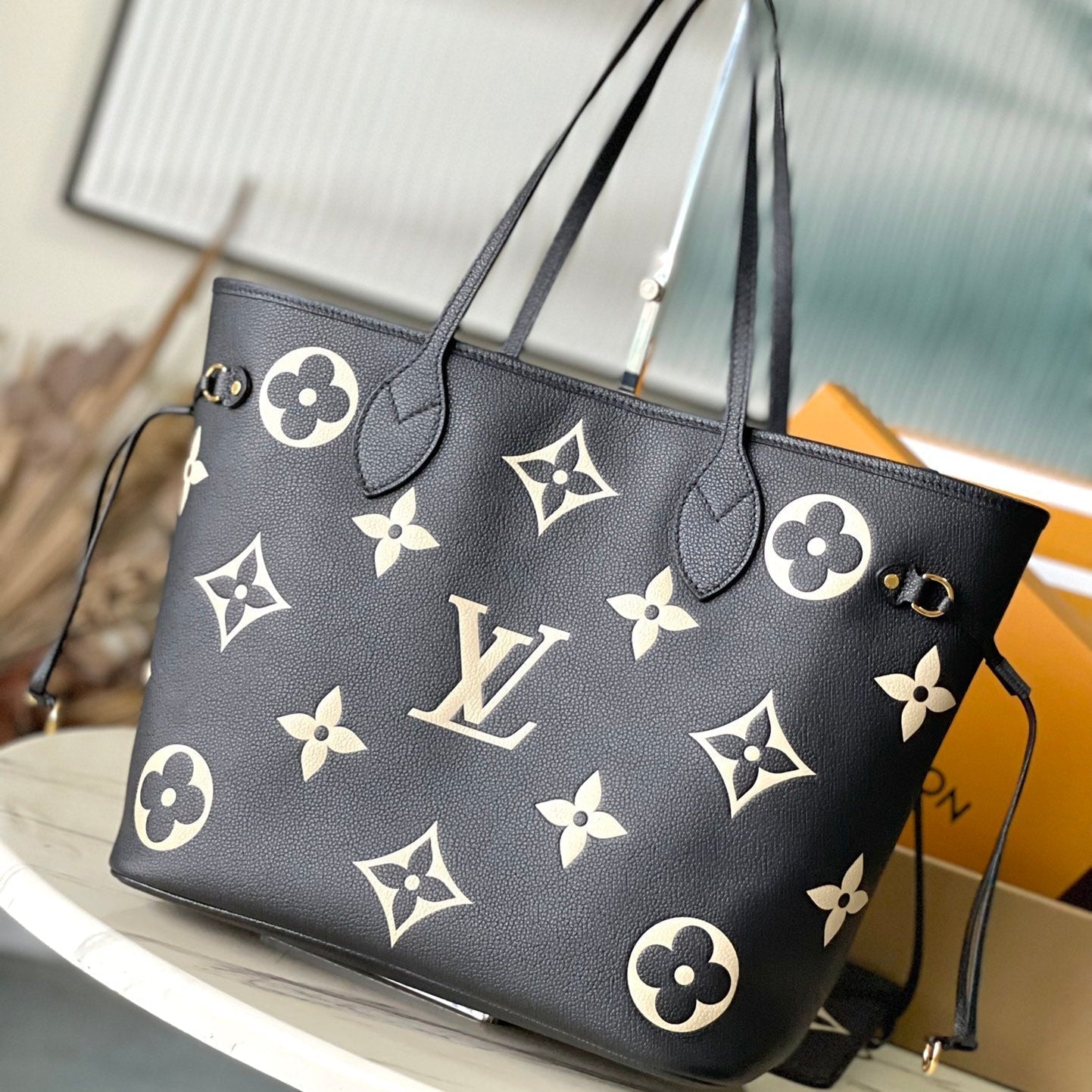 NEVERFULL MM 31 EN CUIR EMPREINTE MONOGRAMME NOIR CRÈME