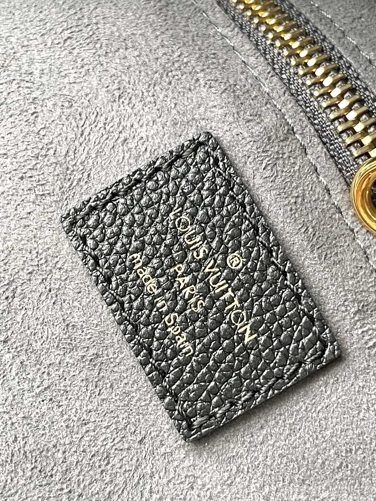 NEVERFULL MM 31 EN CUIR EMPREINTE MONOGRAMME NOIR CRÈME