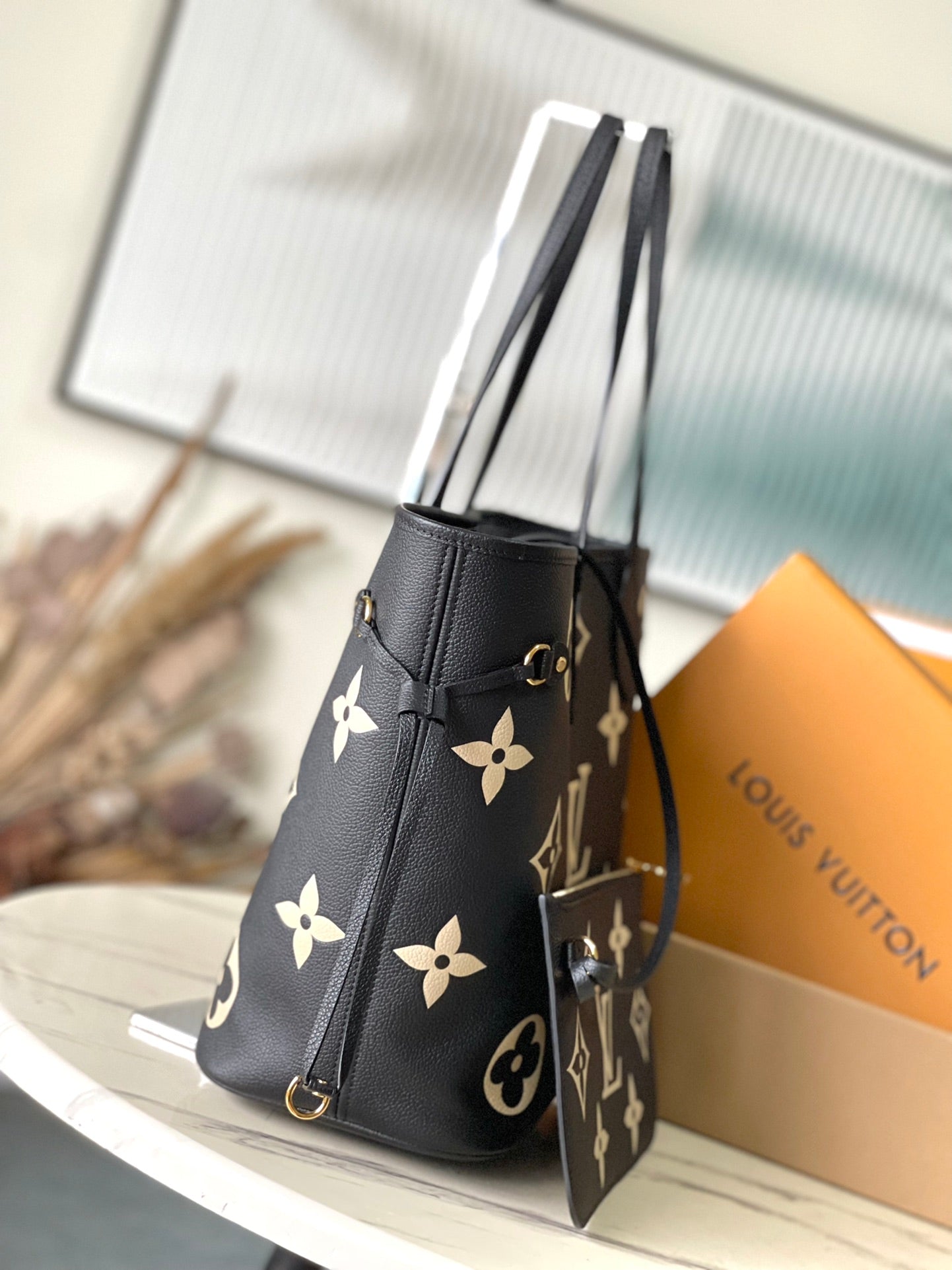 NEVERFULL MM 31 EN CUIR EMPREINTE MONOGRAMME NOIR CRÈME