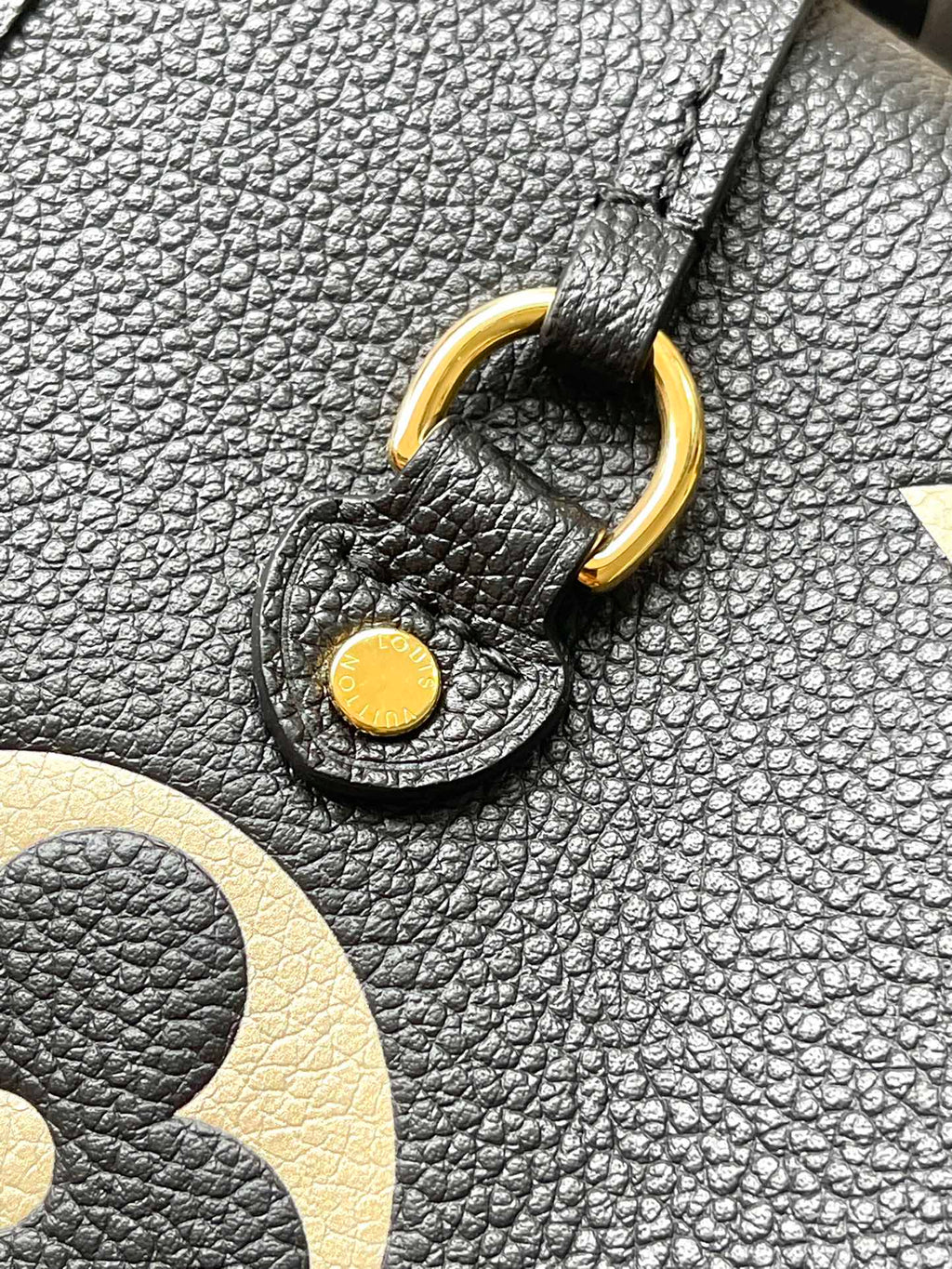 NEVERFULL MM 31 EN CUIR EMPREINTE MONOGRAMME NOIR CRÈME