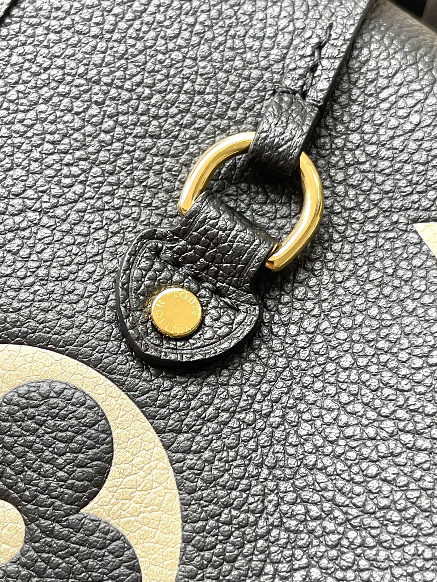 NEVERFULL MM 31 EN CUIR EMPREINTE MONOGRAMME NOIR CRÈME