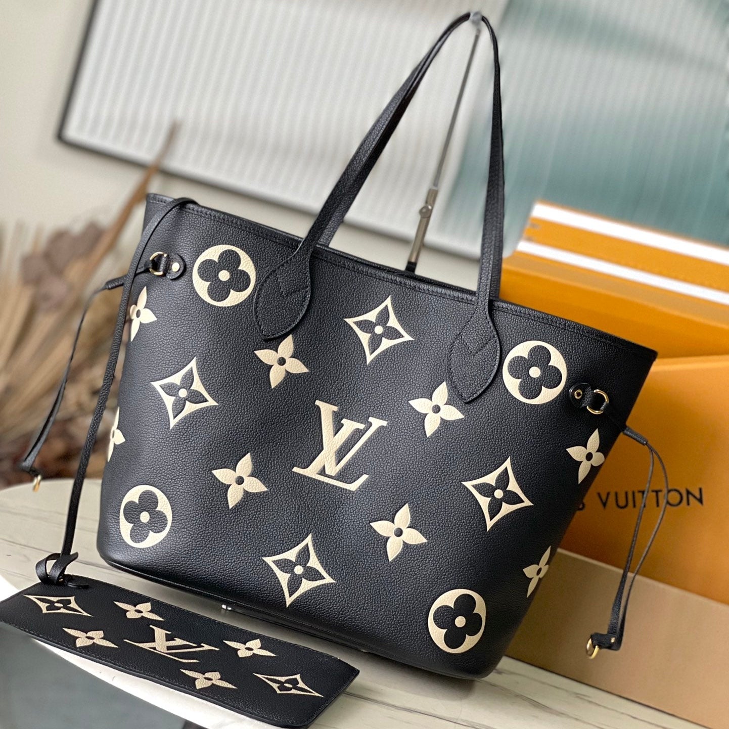 NEVERFULL MM 31 EN CUIR EMPREINTE MONOGRAMME NOIR CRÈME