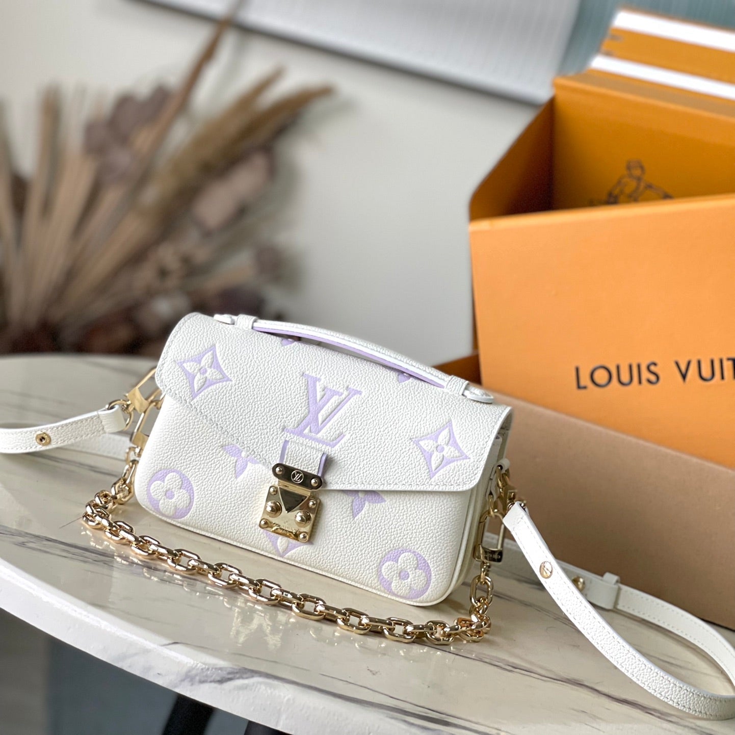 POCHETTE METIS EAST WEST 21 EN CUIR EMPREINTE MONOGRAMME BLANC VIOLET