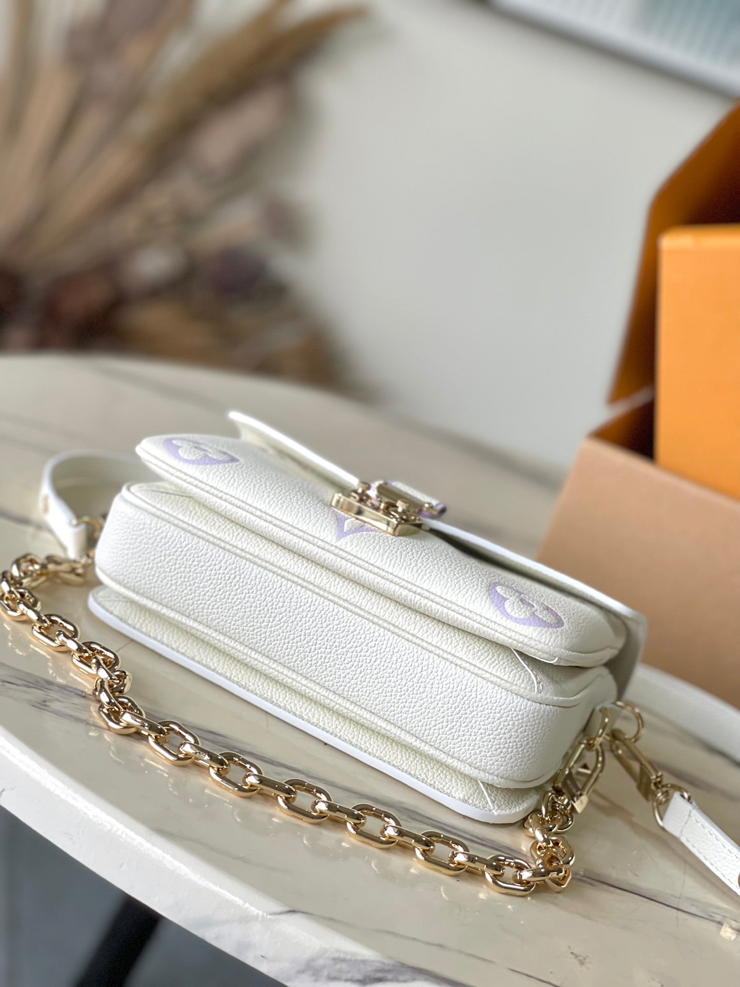 POCHETTE METIS EAST WEST 21 EN CUIR EMPREINTE MONOGRAMME BLANC VIOLET