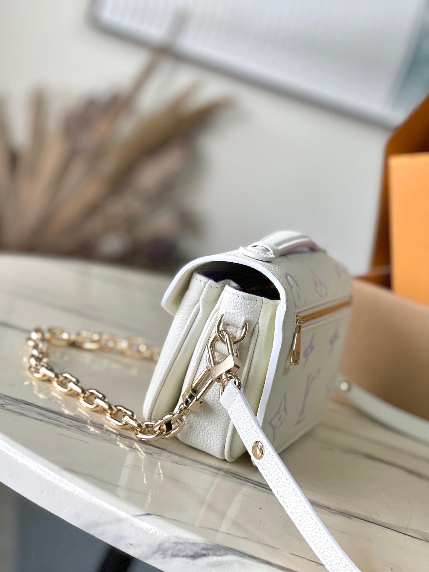 POCHETTE METIS EAST WEST 21 EN CUIR EMPREINTE MONOGRAMME BLANC VIOLET