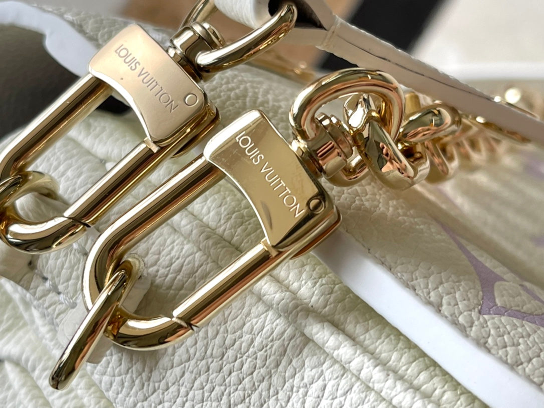 POCHETTE METIS EAST WEST 21 EN CUIR EMPREINTE MONOGRAMME BLANC VIOLET