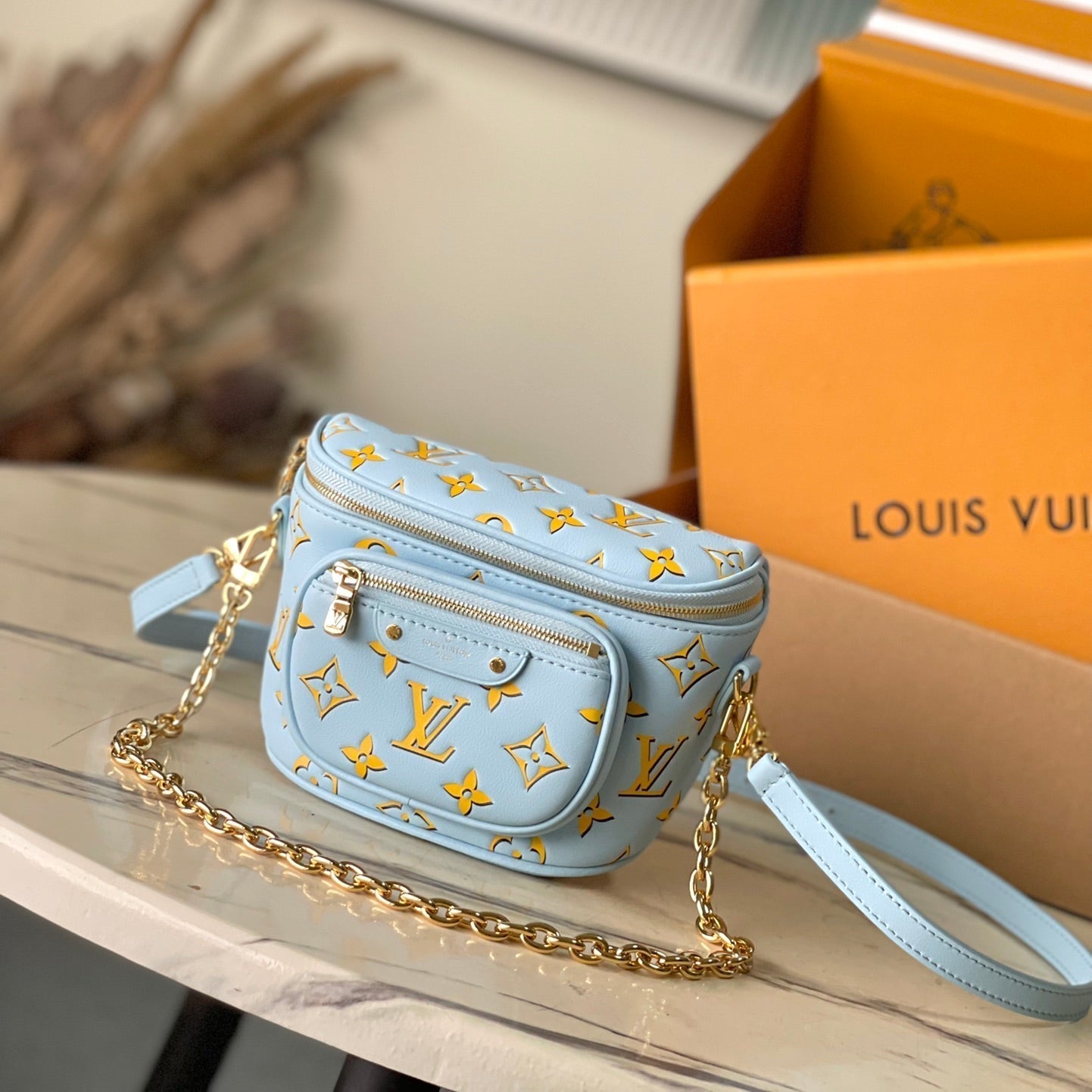 MINI SAC BANANE 17 EN CUIR DE VEAU MONOGRAMME JAUNE CIEL ET ACCESSOIRES DORÉS