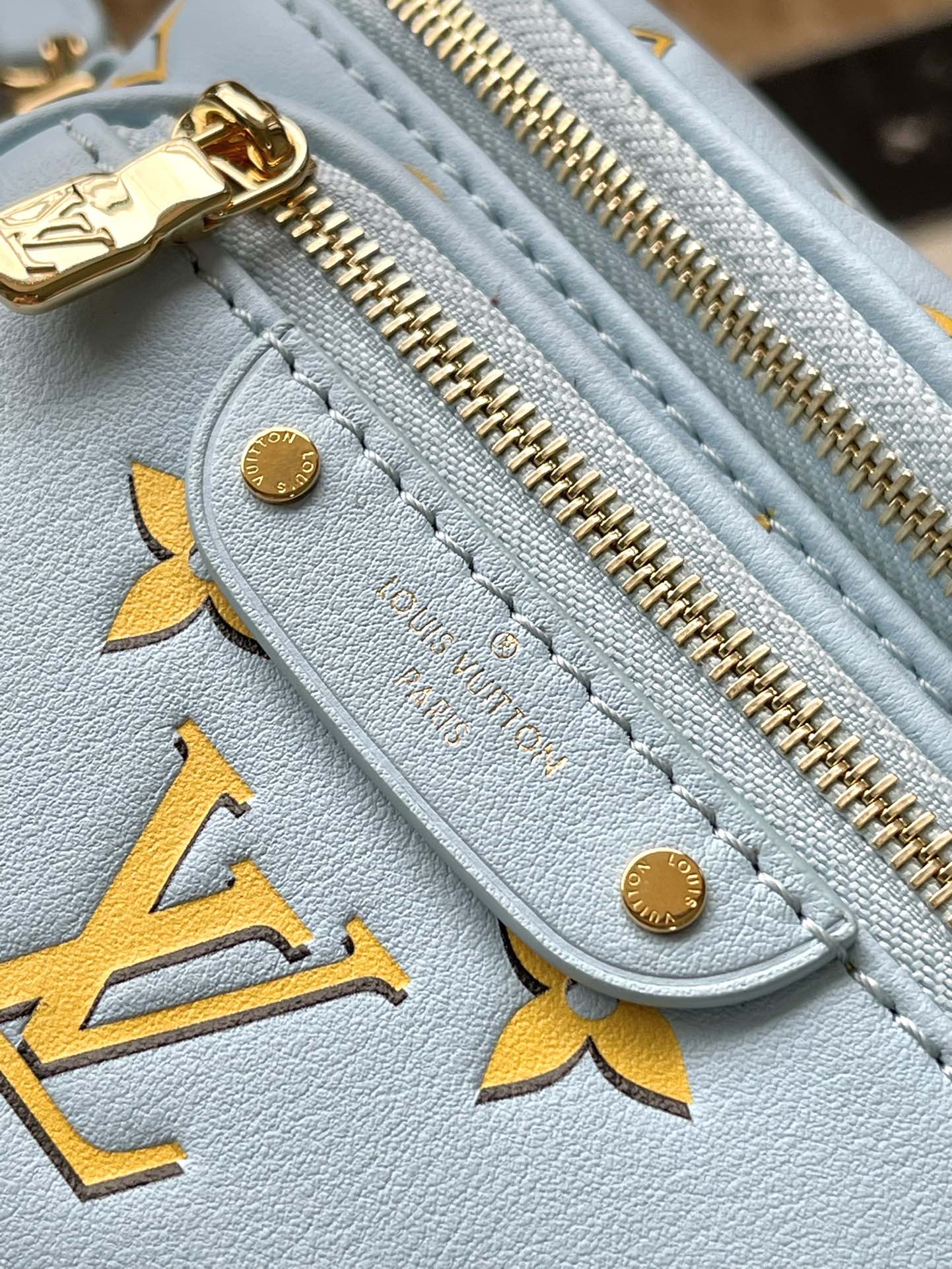 MINI SAC BANANE 17 EN CUIR DE VEAU MONOGRAMME JAUNE CIEL ET ACCESSOIRES DORÉS